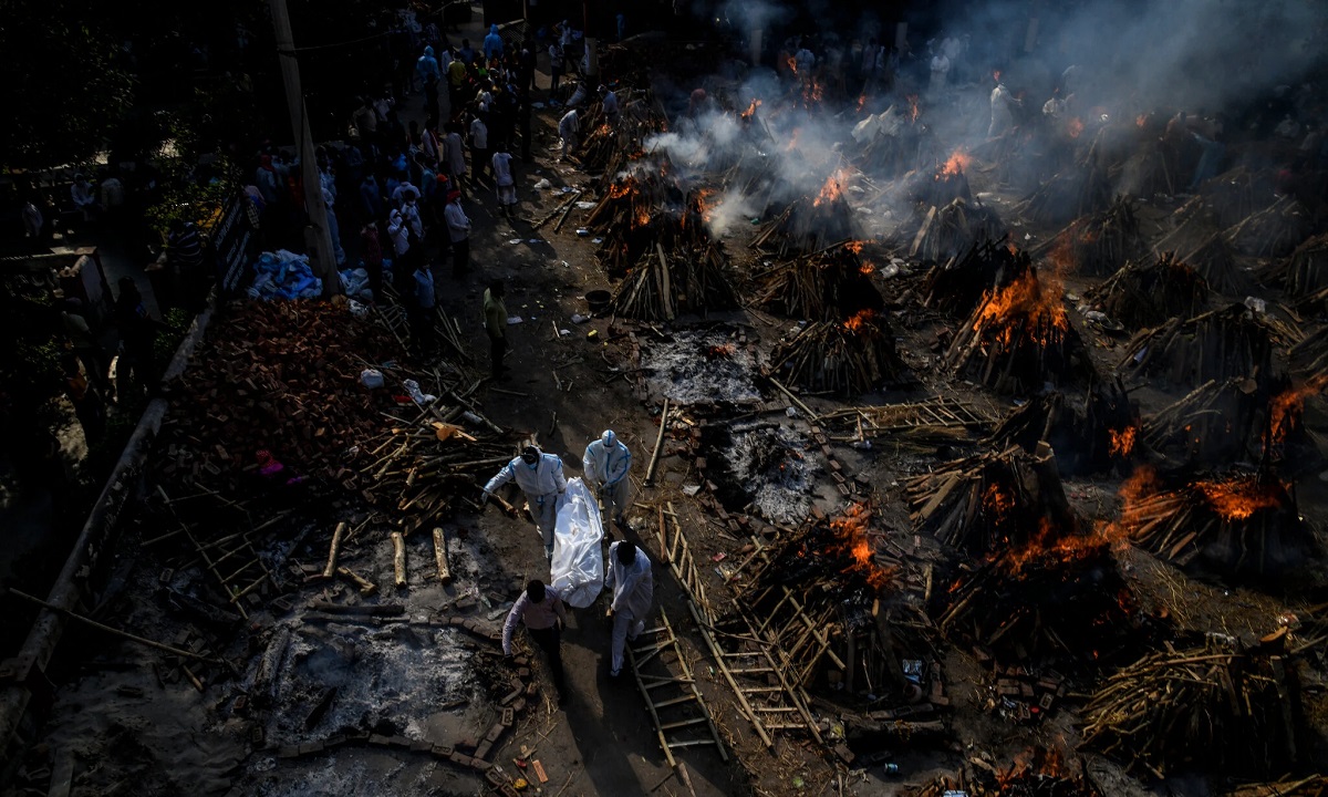 भारत, नयाँ दिल्लीमा कोरोनाका कारण मृत्यु भएकाहरूको सामूहिक दाहसंस्कार गरिँदै। तस्बिरः द न्यूयोर्क टाइम्स